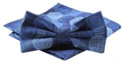 Mucha Męska Alties z Poszetką - Odcienie Niebieskiego, Wzór. Niebieskie krawaty i muchy męskie Alties, bez wzorów, eleganckie. Za 54.00 zł.