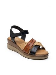 Foreverfolie Sandały w kolorze czarnym na obcasie rozmiar: 41. Czarne sandały damskie Foreverfolie, bez wzorów, bez obcasa, na koturnie. Za 117.99 zł.