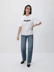 T-shirt z nadrukiem - biały. Białe t-shirty damskie Reserved, l, bez wzorów, z bawełny, bez kołnierzyka. Za 49.99 zł.