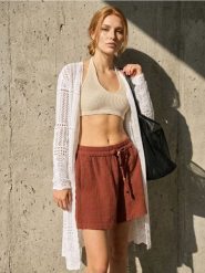 Luźne muślinowe szorty z kieszeniami - żółty. Żółte szorty damskie Sinsay, bez wzorów. Za 29.99 zł.