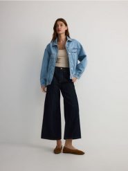 Kurtka jeansowa - niebieski. Niebieskie kurtki damskie Reserved, l, bez wzorów, z denimu, bez kaptura. W wyprzedaży za 89.99 zł.