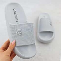 Klapki piankowe na basen plażę z misiem szare Vinceza 75210. Szare klapki damskie VINCEZA, bez wzorów, z materiału, bez obcasa. Za 79.99 zł.