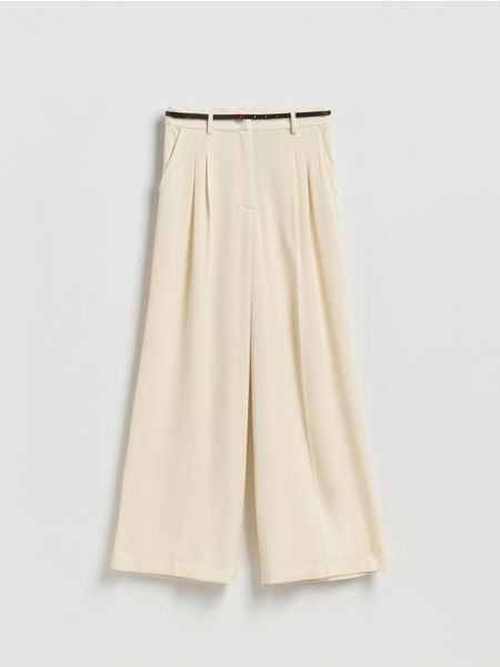 Spodnie z szerokimi nogawkami - złamana biel. Spodnie materiałowe damskie Reserved, bez wzorów, z acetatu. Za 239.99 zł.