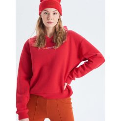 Bluza z napisem - Czerwony. Czerwone bluzy bez kaptura damskie Cropp, l. Za 79.99 zł.