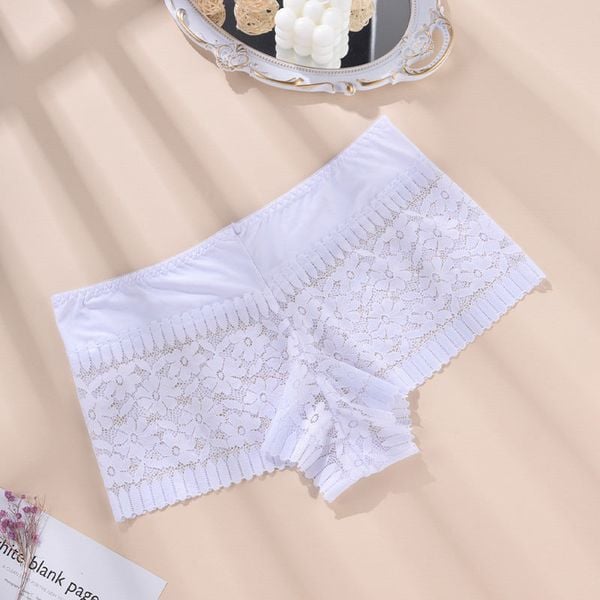 Koronkowe szorty z ozdobnym wykończeniem na specjalne okazje Vaira. Białe szorty damskie Intica, bez wzorów, z koronki, klasyczne. Za 69.00 zł.