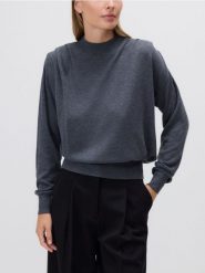 Sweter z zakładkami na ramionach - ciemnoszary. Szare swetry klasyczne damskie Reserved, l, z dzianiny, bez kołnierzyka. W wyprzedaży za 69.99 zł.