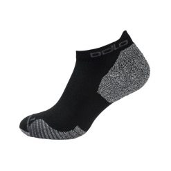 Skarpety Odlo Socks short CERAMICOOL RUN. Czarne skarpetki damskie Odlo, bez wzorów. Za 69.99 zł.