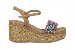 Sandały Alma En Pena V251352 Suede Sand 207001, Wielokolorowy, Skóra naturalna - 37. Brązowe sandały damskie Alma En Pena, z aplikacjami, z gumy, bez obcasa, na koturnie. W wyprzedaży za 359.10 zł.