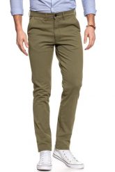 WRANGLER SPODNIE MĘSKIE CHINO DUFFLEBAG GREEN W16LHB15U 112127309. Zielone spodnie materiałowe męskie Wrangler, z aplikacjami, z materiału. W wyprzedaży za 89.99 zł.