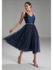 SWING Sukienka w kolorze granatowym rozmiar: 42. Niebieskie sukienki damskie Swing, bez wzorów, z tiulu, bez kołnierzyka, bez ramiączek, midi. Za 345.36 zł.