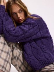 Sweter z wełną - ciemnofioletowy. Fioletowe swetry klasyczne damskie Reserved, l, z dzianiny, bez kołnierzyka. Za 279.99 zł.