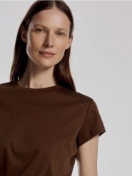 T-shirt z domieszką jedwabiu - brązowy. Brązowe t-shirty damskie Reserved, l, bez wzorów, z bawełny, bez kołnierzyka. Za 89.99 zł.