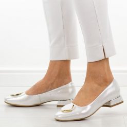 Srebrne mar Polskie czółenka damskie Suzana 2520. Szare czółenka damskie Suzana, bez wzorów, ze skóry, bez obcasa, na obcasie. Za 249.00 zł.