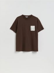 T-shirt comfort z nadrukiem - ciemnobrązowy. Brązowe t-shirty męskie Reserved, l, bez wzorów, z bawełny, bez kołnierzyka. Za 59.99 zł.