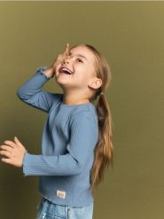 Prążkowana koszulka - niebieski. Niebieskie koszulki dziewczęce Reserved, m, bez wzorów, z bawełny, bez ramiączek. Za 25.99 zł.
