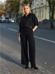 Spodnie - czarny. Czarne spodnie materiałowe damskie Sinsay, bez wzorów. Za 39.99 zł.