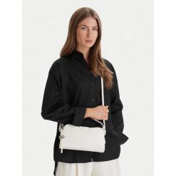 Torebka Calvin Klein. Białe torebki klasyczne damskie CALVIN KLEIN, bez wzorów, bez dodatków. Za 489.99 zł.