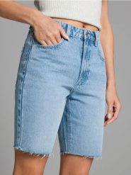 Szorty jeansowe bermudy - niebieski. Niebieskie szorty damskie Sinsay, bez wzorów, z bawełny, z podwyższonym stanem. W wyprzedaży za 33.99 zł.