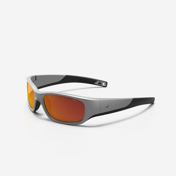 Okulary przeciwsłoneczne turystyczne dla dzieci Decathlon MH T550 kat. 4. Szare okulary przeciwsłoneczne dziecięce Decathlon. Za 49.99 zł.