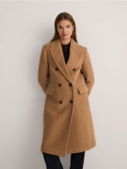 Płaszcz z wełną - beżowy. Brązowe płaszcze damskie Reserved, l, bez wzorów, z tkaniny, klasyczne. W wyprzedaży za 239.99 zł.