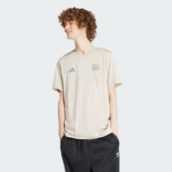 Koszulka Wiesn Football Graphic. Brązowe t-shirty sportowe męskie Adidas, xs, bez ramiączek, do piłki nożnej. Za 179.00 zł.