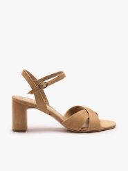 Beżowe sandały na obcasie. Brązowe sandały damskie Ryłko, bez wzorów, z gumy, bez obcasa, na obcasie. Za 379.99 zł.