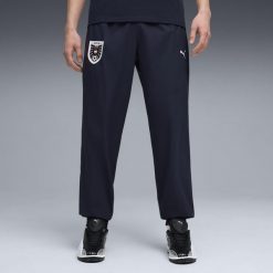 Męskie spodnie reprezentacji Austrii PUMATECH z tkaniny PUMA. Czerwone spodnie materiałowe męskie Puma, bez wzorów, z tkaniny, sportowe. Za 369.00 zł.