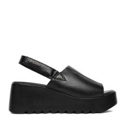 Sandały G-Star Raw. Czarne sandały damskie G-Star Raw, bez wzorów, bez obcasa, na koturnie. Za 259.99 zł.