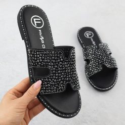 Klapki damskie z cyrkoniami czarne Filippo DK6973. Czarne klapki damskie Filippo, bez wzorów, z tkaniny, bez obcasa. Za 139.99 zł.