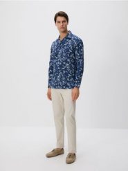 Wzorzysta koszula regular fit - granatowy. Niebieskie koszule męskie Reserved, l, bez wzorów, z bawełny, bez kołnierzyka, bez ramiączek. W wyprzedaży za 59.99 zł.
