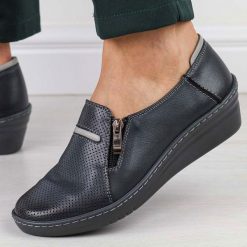 Granatowe Polskie półbuty damskie Deoni 585/1. Niebieskie półbuty damskie Deoni, bez wzorów, ze skóry, bez obcasa, na obcasie. Za 369.00 zł.