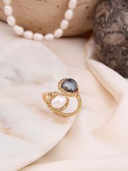 Pierres de Jade Pozłacany pierścionek z perłą i masą perłową rozmiar: onesize. Białe pierścionki damskie Pierres de Jade, z perłą, pozłacane. Za 30.99 zł.