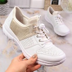 Komfortowe półbuty damskie sportowe białe Rieker L3254-80. Białe półbuty damskie Rieker, bez wzorów, ze skóry ekologicznej, sportowe, bez obcasa. Za 339.00 zł.