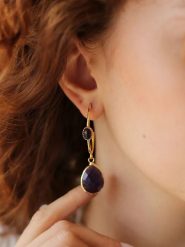 L'Atelier de Gaia Pozłacane kolczyki-półkreole z ametystami rozmiar: onesize. Różowe kolczyki damskie L'Atelier de Gaia, z ametystem, pozłacane. Za 74.11 zł.