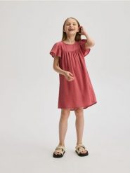 Sukienka z falbankami - różowy. Czerwone sukienki dziewczęce Reserved, bez wzorów, z bawełny, bez ramiączek. W wyprzedaży za 59.99 zł.