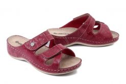 DR. BRINKMANN 700738-41 bordeaux, klapki damskie. Czerwone klapki damskie Dr. Brinkmann, bez wzorów, bez obcasa. Za 148.67 zł.