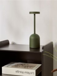 Minimalistyczna lampka nocna LED - zielony. Zielone koszule nocne damskie Sinsay, bez wzorów. Za 25.99 zł.