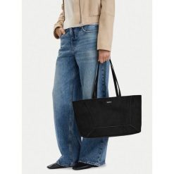 Torebka MEXX. Czarne torebki klasyczne damskie Mexx, bez wzorów, bez dodatków. Za 229.99 zł.
