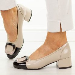 Beżowe czółenka damskie na obcasie Potocki 12807. Brązowe czółenka damskie POTOCKI, z aplikacjami, z lakierowanej skóry, z okrągłym noskiem, bez obcasa, na obcasie. Za 199.00 zł.