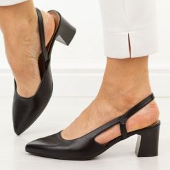 Czarne czółenka damskie bez pięty Sergio Leone Sk472. Czarne czółenka damskie Sergio Leone, bez wzorów, ze skóry, bez obcasa, na obcasie. Za 199.00 zł.