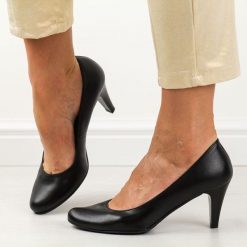 Czarne Polskie czółenka damskie Gregors 465. Czarne czółenka damskie GREGORS, bez wzorów, ze skóry, bez obcasa, na szpilce. Za 379.00 zł.