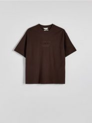 T-shirt oversize z napisem - brązowy. Brązowe t-shirty męskie Reserved, l, bez wzorów, z bawełny, bez kołnierzyka. W wyprzedaży za 29.99 zł.