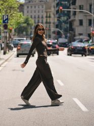 4F Spodnie z szerokimi nogawkami damskie 4F x Anna Lewandowska - brązowe XL. Brązowe spodnie dresowe damskie 4f, l, z dresówki, do biegania. Za 189.99 zł.
