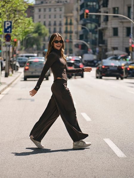 4F Spodnie z szerokimi nogawkami damskie 4F x Anna Lewandowska - brązowe XL. Brązowe spodnie dresowe damskie 4f, l, bez wzorów, z dresówki. Za 189.99 zł.