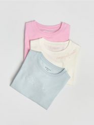 Bawełniany t-shirt z nadrukiem 3 pack - wielobarwny. Koszulki dziewczęce Reserved, bez wzorów, z bawełny, bez ramiączek. Za 49.99 zł.