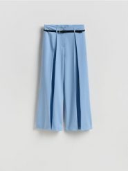 Spodnie z zakładkami - jasnoniebieski. Niebieskie spodnie materiałowe damskie Reserved, bez wzorów, z tkaniny. Za 159.99 zł.