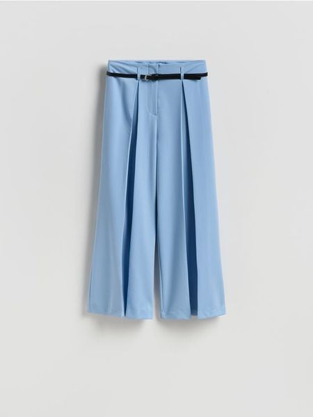 Spodnie z zakładkami - jasnoniebieski. Niebieskie spodnie materiałowe damskie Reserved, bez wzorów, z tkaniny. Za 159.99 zł.