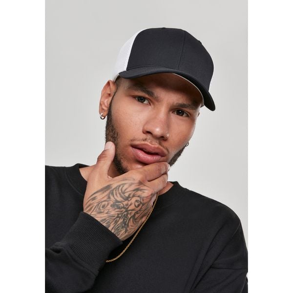 Czapka Flexfit ultrafibre & airmeh 2-tone. Białe czapki męskie FLEXFIT, bez wzorów. Za 118.50 zł.