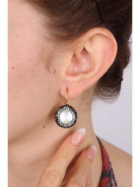 Pierres delicates Pozłacane kolczyki z masą perłową rozmiar: onesize. Białe kolczyki damskie Pierres delicates, z cyrkonią, pozłacane, z zapięciem typu bigiel. Za 88.02 zł.