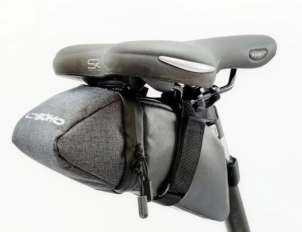 Torba rowerowa pod siodło SOHO THOMPSON. Szare torebki klasyczne damskie SOHO, bez wzorów, z materiału, duże, bez dodatków. Za 56.00 zł.